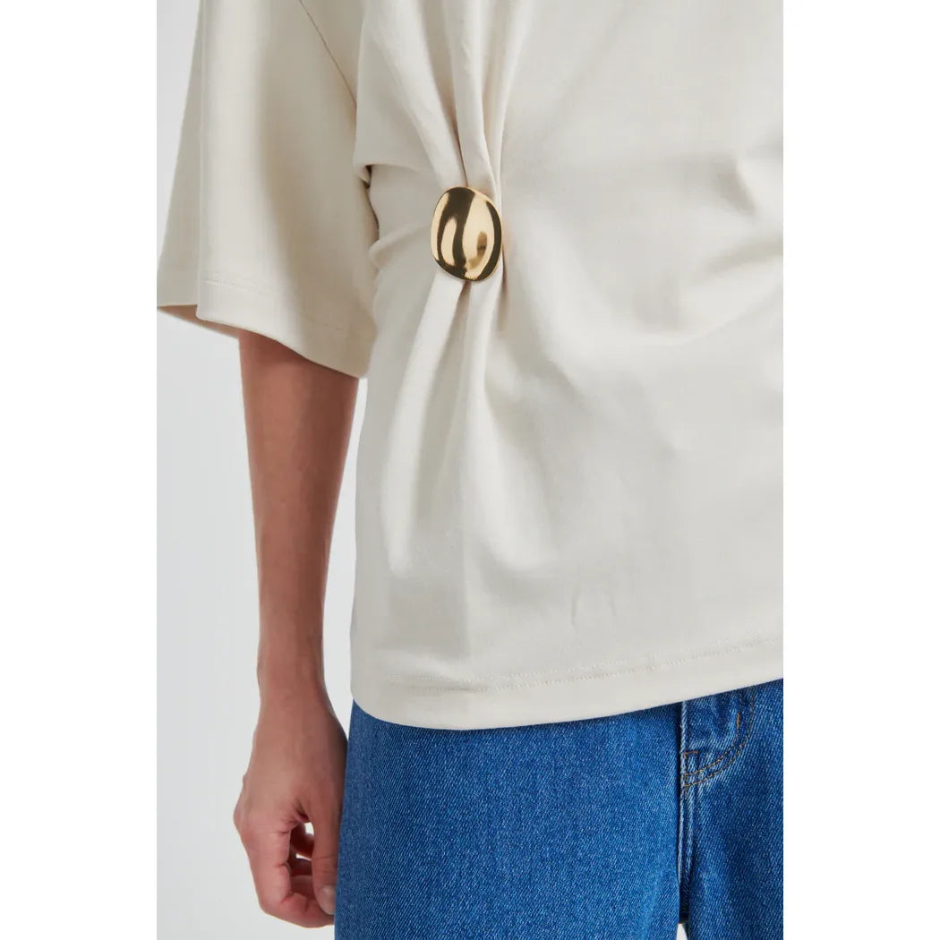 Enora Brooch tee
