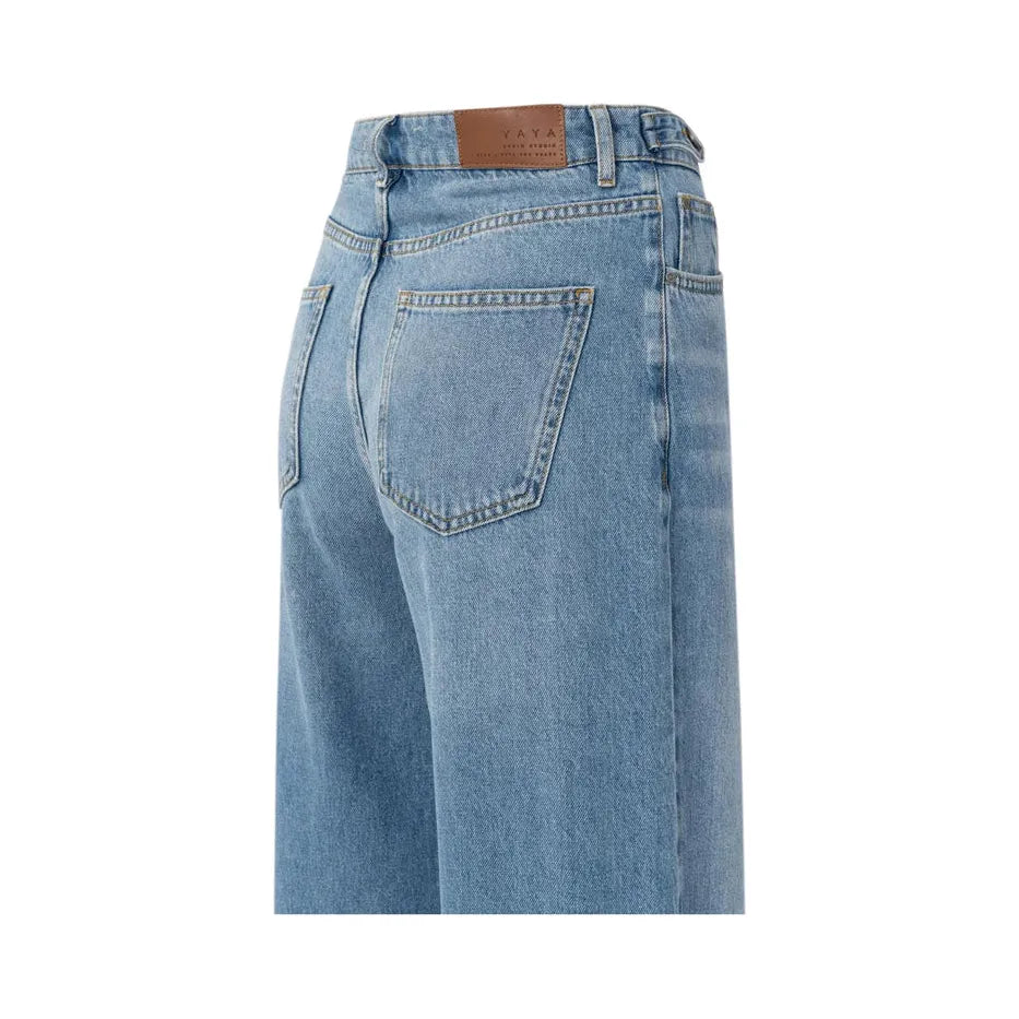 Loose fit jeans with wide legs and turned-up hems