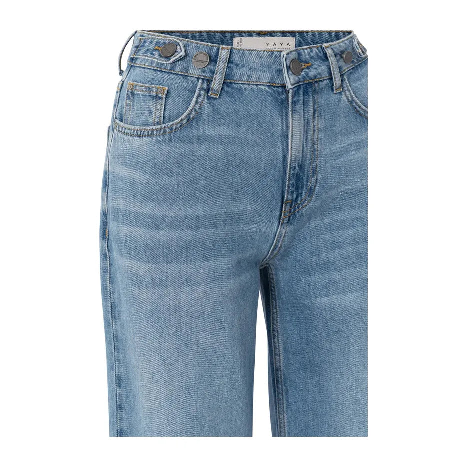 Loose fit jeans with wide legs and turned-up hems