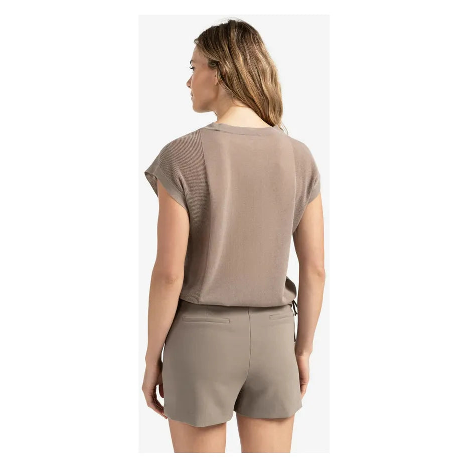 Sleeveless top with lines and drawstring hem
