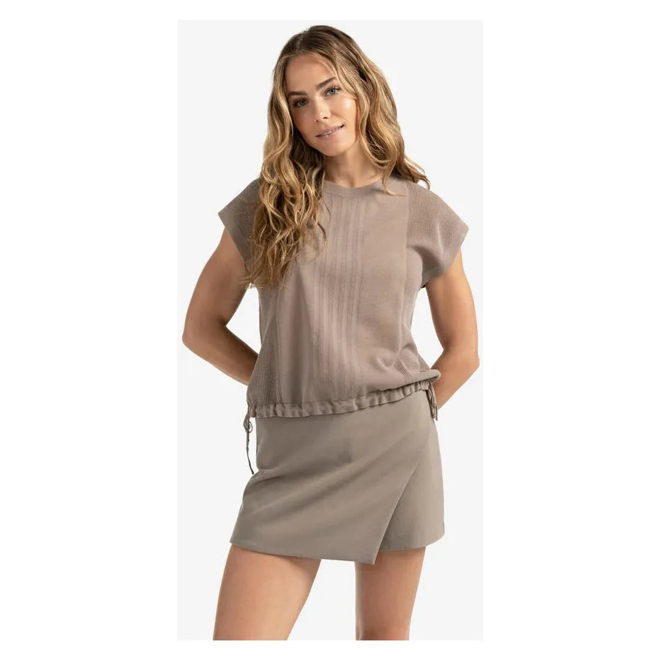 Sleeveless top with lines and drawstring hem