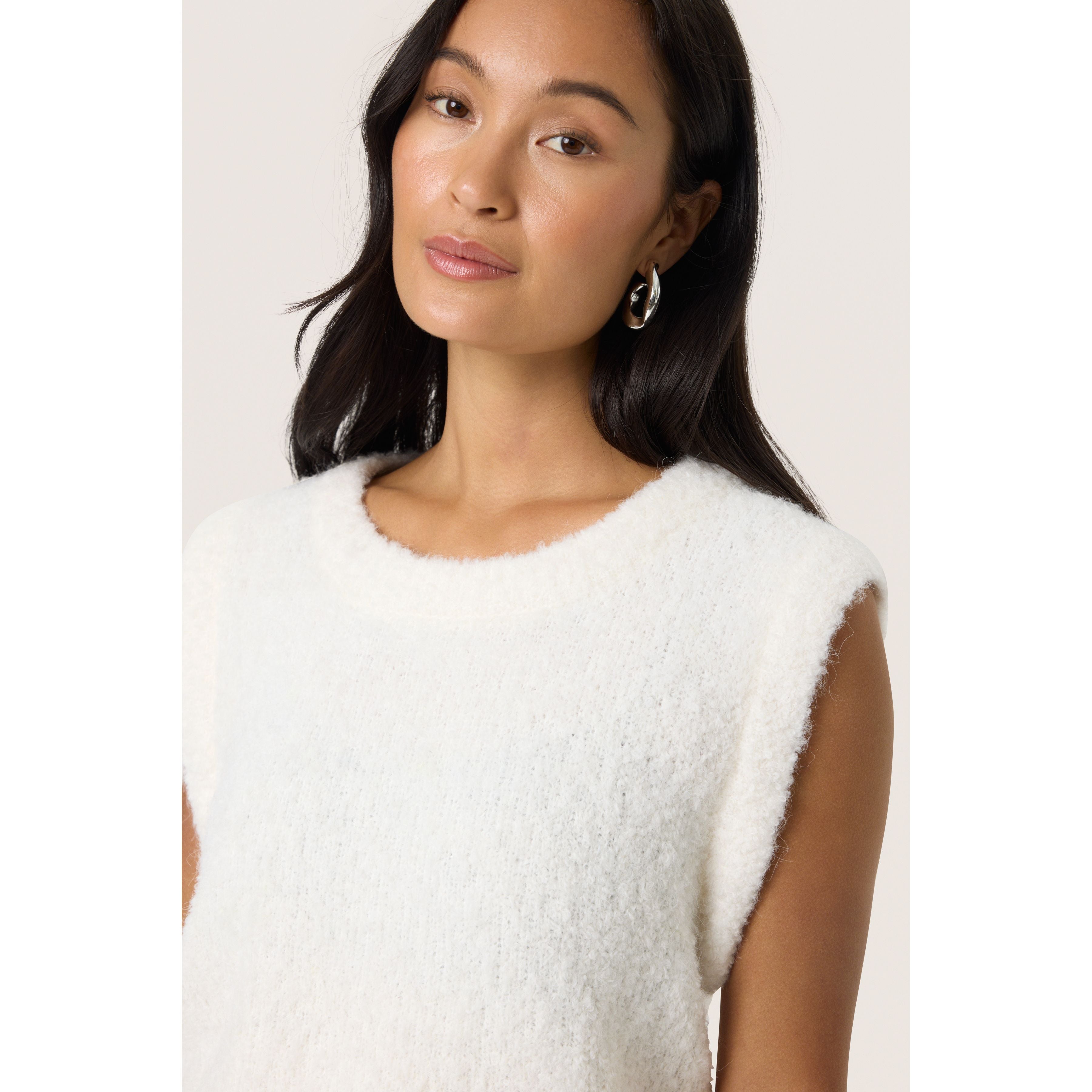 Amaris Vest