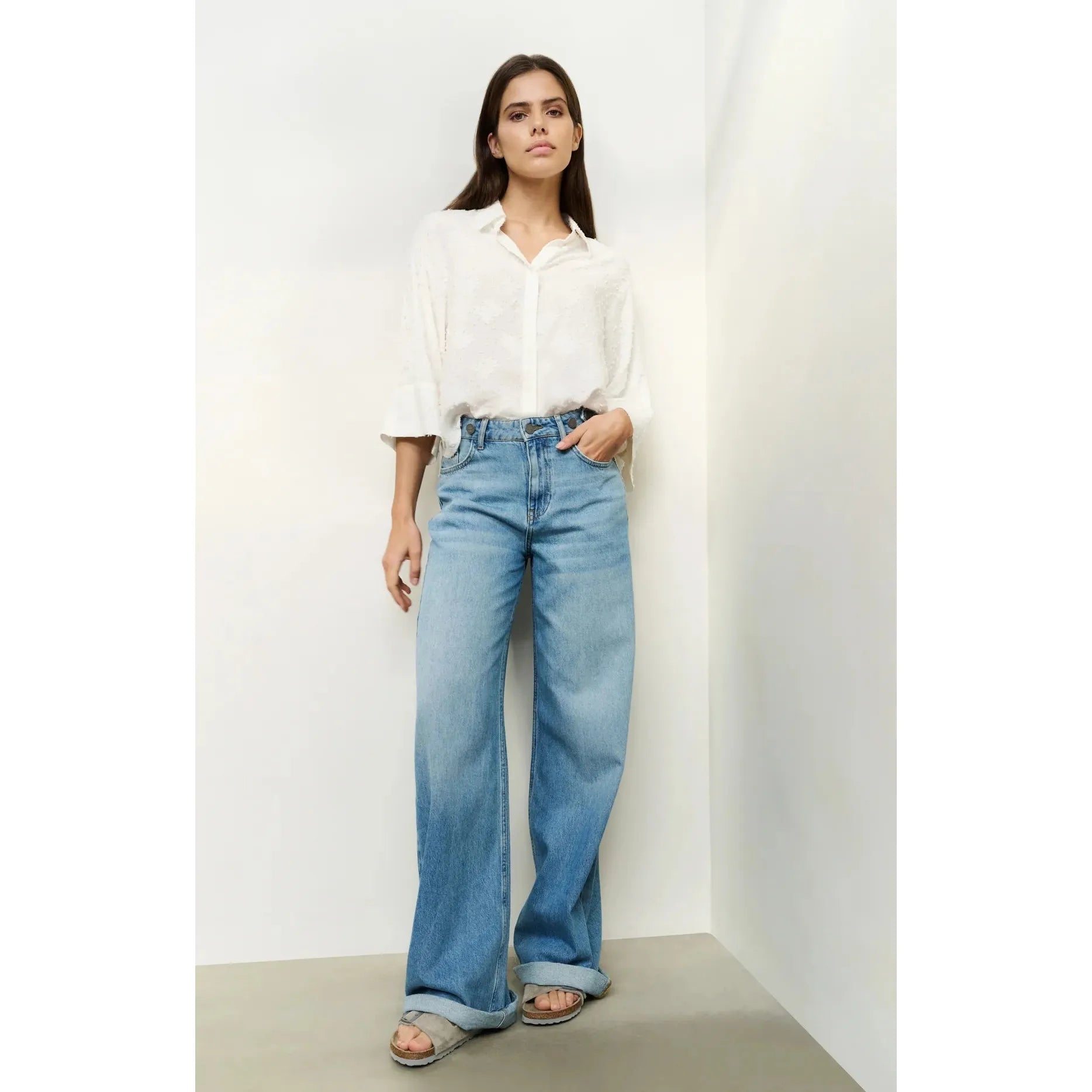 Loose fit jeans with wide legs and turned-up hems