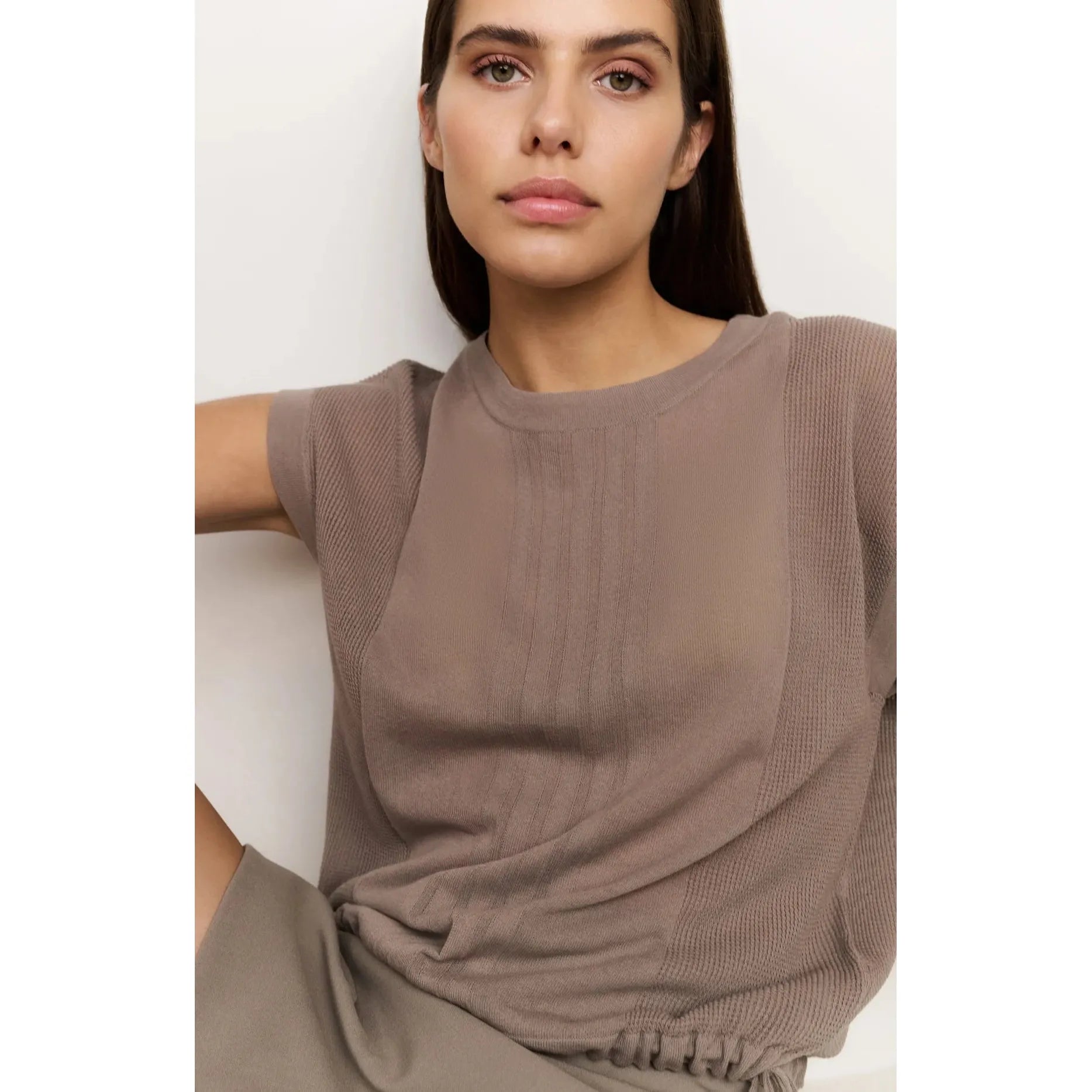 Sleeveless top with lines and drawstring hem