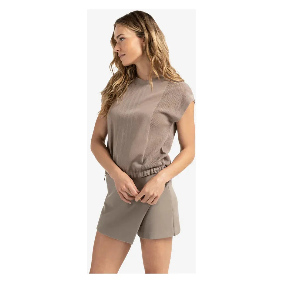 Sleeveless top with lines and drawstring hem
